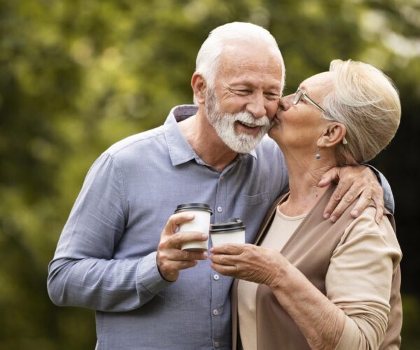 medium-shot-couple-with-coffee-cups #image_title